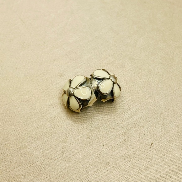 EUC Pandora 791259EN12 Sterling Silver Darling Daisies Clip w/ White Enamel - Picture 6 of 9